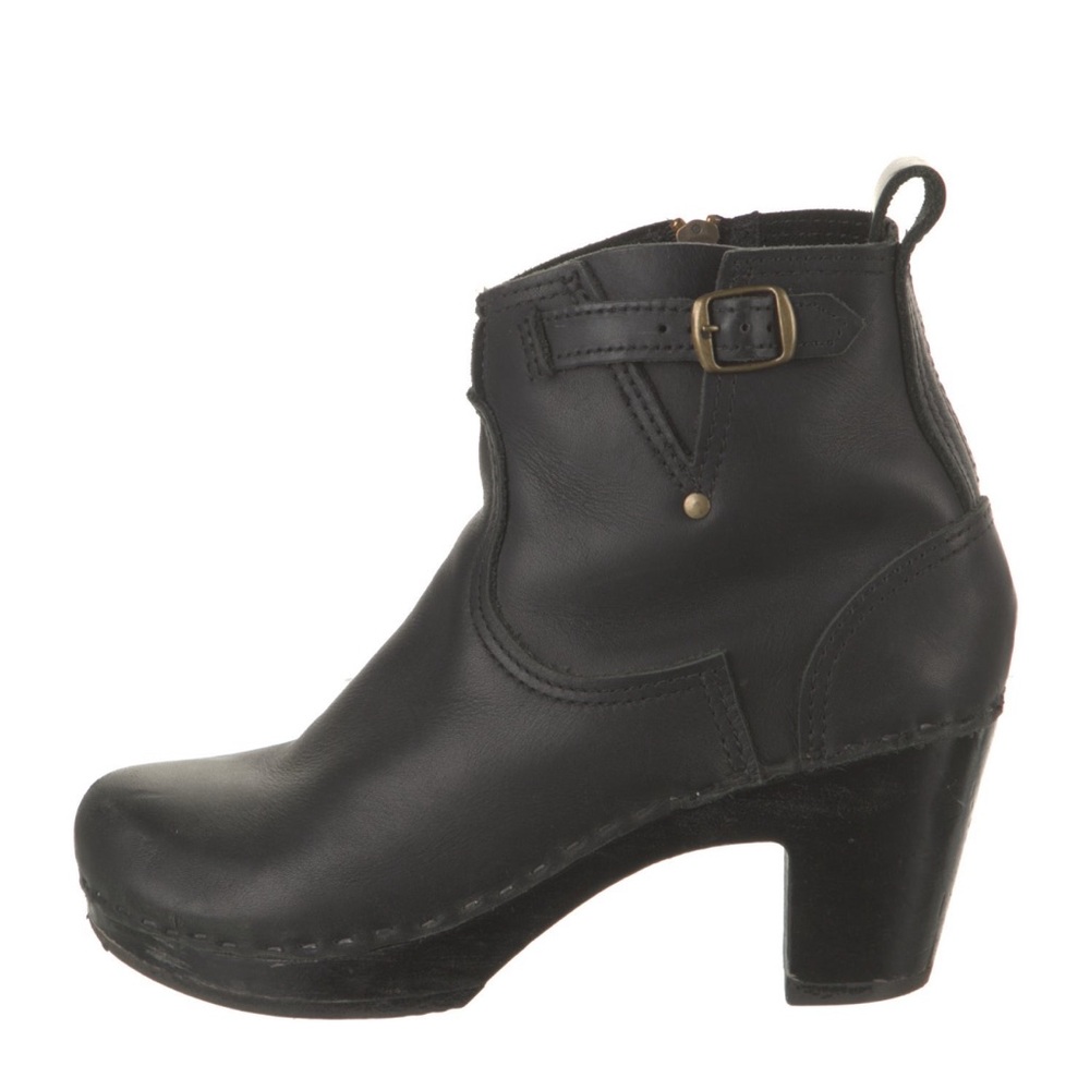 No 6 black clog boots